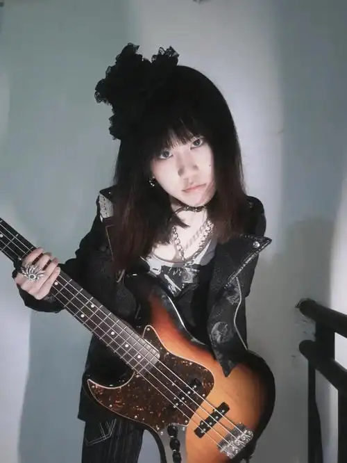 某视觉系乐队贝斯手