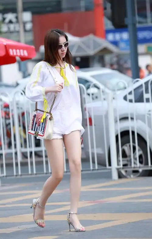 长腿型女生的秋日穿搭个性套头衫配短裤清新时尚又高挑美丽