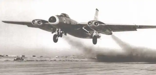 北美航空公司b-45轰炸机正在起飞