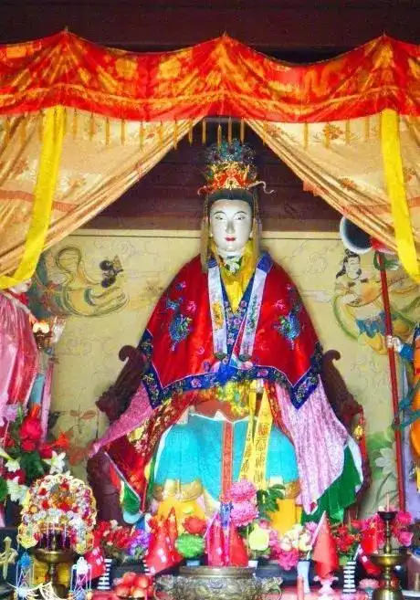 华岳三娘这棵"情槐"树据说有一千年了,是随三圣母下凡的槐树精,是三