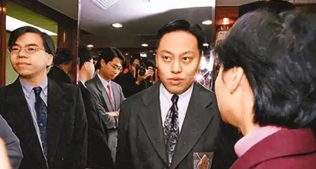 他是香港第一风流富豪,与袁咏仪传过绯闻,47岁心脏病发离世