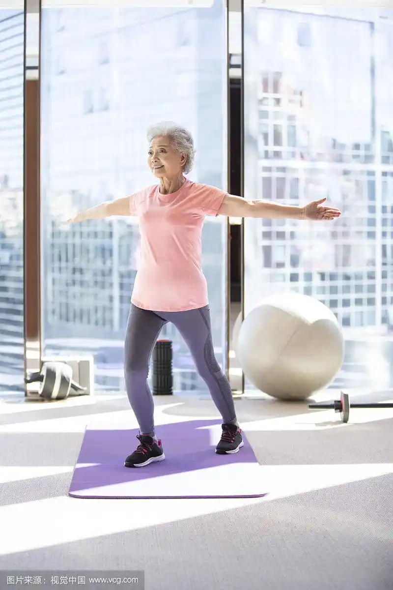 老年女士在健身房健身