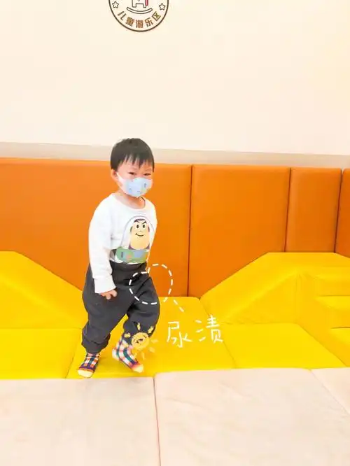 玩耍959595怎么拉都不走湿湿的不难受么#宝藏男孩#尿裤子的娃