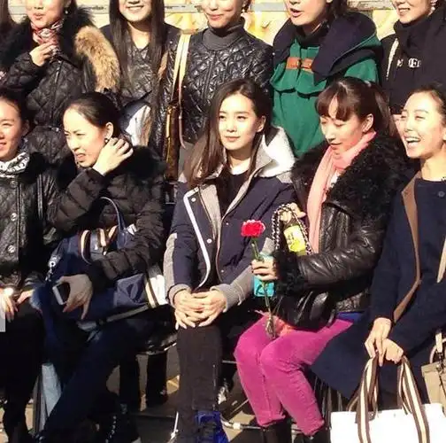 组图:刘诗诗与大学同学聚会旧照曝光气质出众