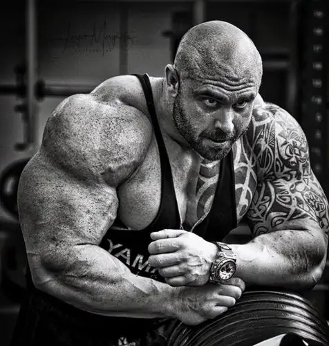 吃生牛肉长达10年这位肌肉猛男彻底兽化却抱得美人归