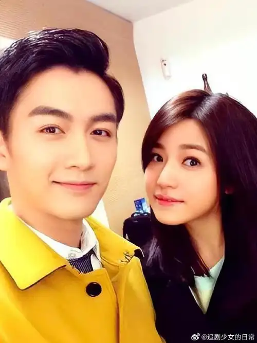 #陈晓陈妍希昔日玩手机都牵手##陈晓陈妍希曾牵手玩