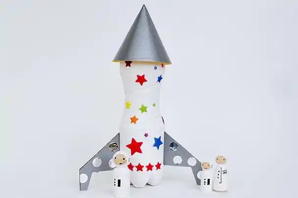 简单又漂亮的环保手工矿泉水瓶废物利用制作火箭步骤图解