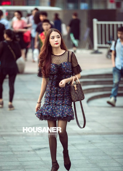 重庆街拍印图案t恤搭配粉色半身裙穿出恰到好处的女人味