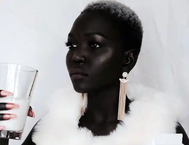 连牙龈嘴唇都是黑的,却美得让人难以忘怀|亚克|肤色|黑皮肤_网易订阅