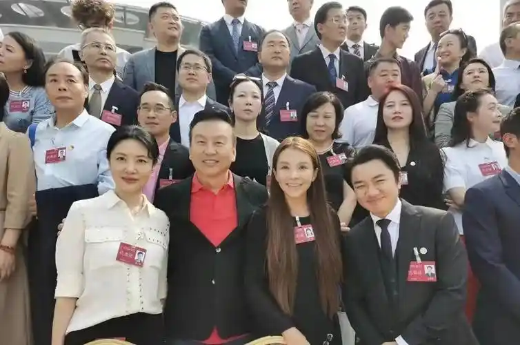 周涛沉稳大气,朱迅长发飘飘,王祖蓝身高不显矮,对着镜头微笑.