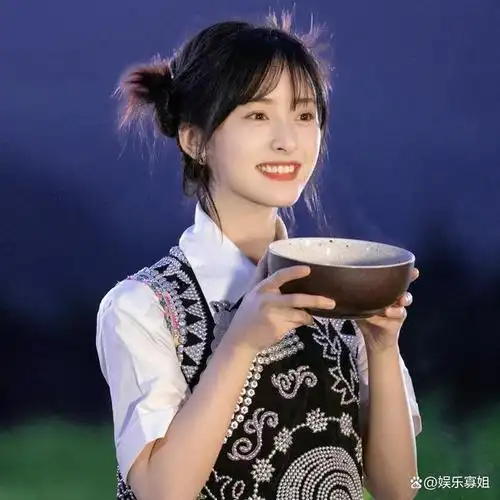 沈月最新捧花照释出好美好有氛围感肯定有不少人换头像