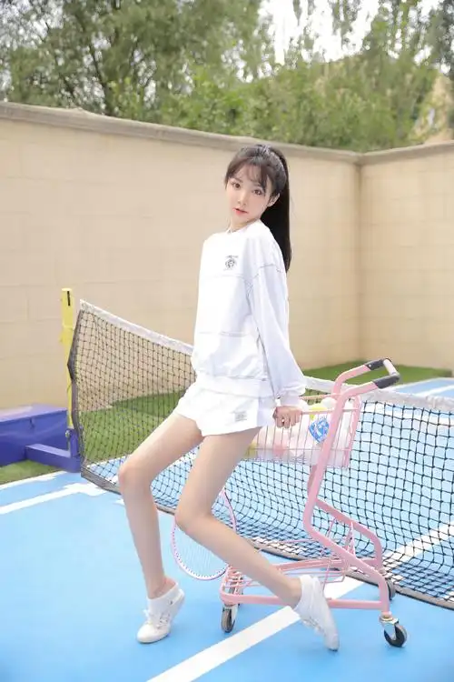 极品美女校花户外性感撩人写真