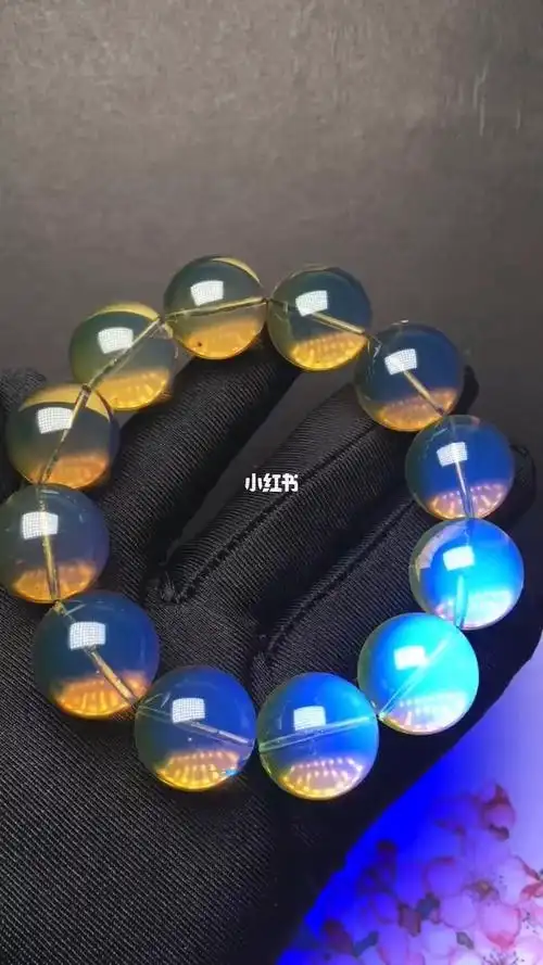 纯天然蓝珀手链,高蓝度,接近3a净水,蓝珀现在矿料稀少,价格一路飙升