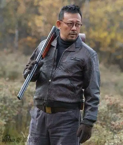 星衣神探高仓健引领硬汉范风衣墨镜超有型