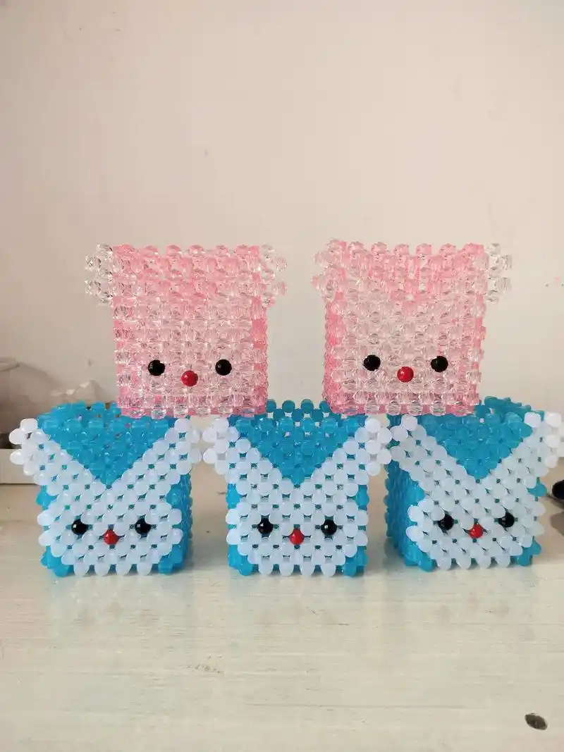 手工制作 #手工活    拿珠子编了几个小兔子笔筒,过生日 - 抖音