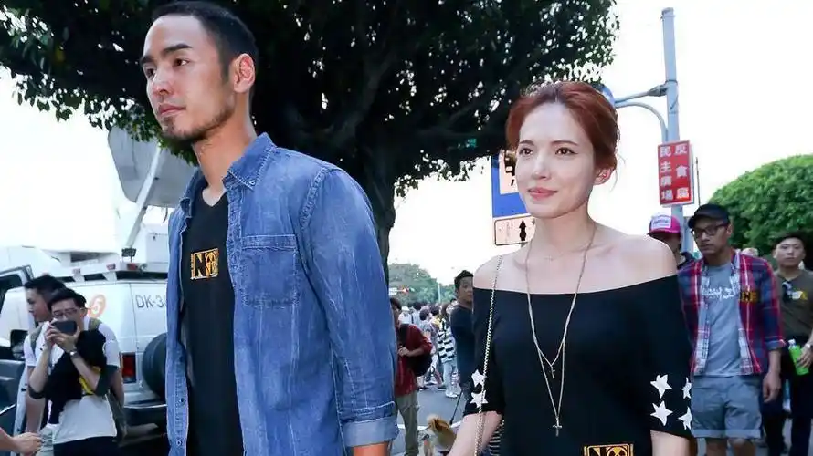 阮经天官宣恋情:晒女友亲密合照,她是个很平凡的女孩子