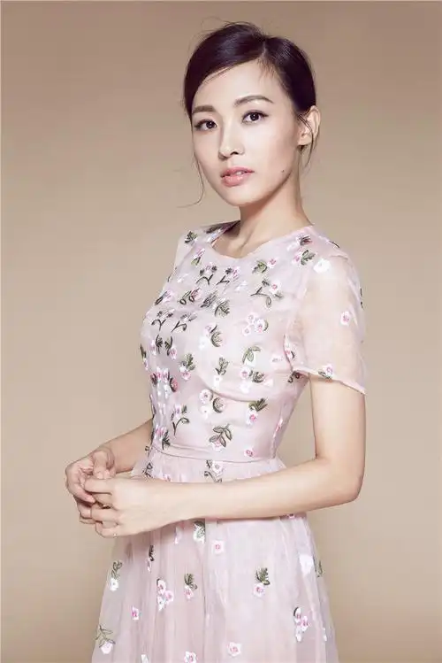 郑罗茜冬日薄纱装吸睛曼妙身姿招人恨