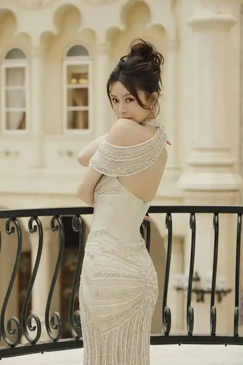 文咏珊珠光鱼尾裙 唯美梦幻尽显华丽_礼服_身姿_千金