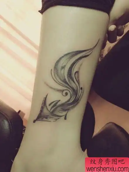 女生腿部流行唯美的狐狸纹身图案