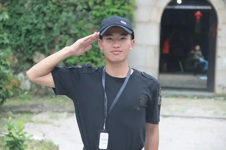 邹伟林(拓展教练)个人简历:邹教练2016年退伍,2017加入忆思教育.