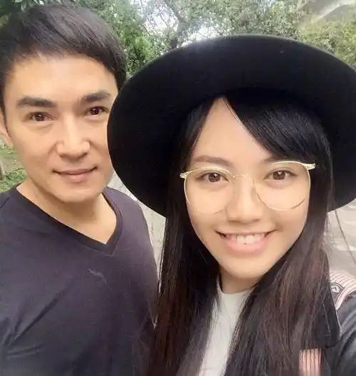 其实早在2005年,焦恩俊就和老婆离婚了,结束11年长的婚姻.