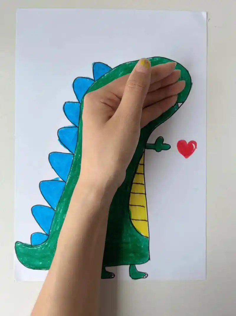 用手掌画大恐龙,适合幼儿园小朋友的简笔画创意手掌 - 抖音