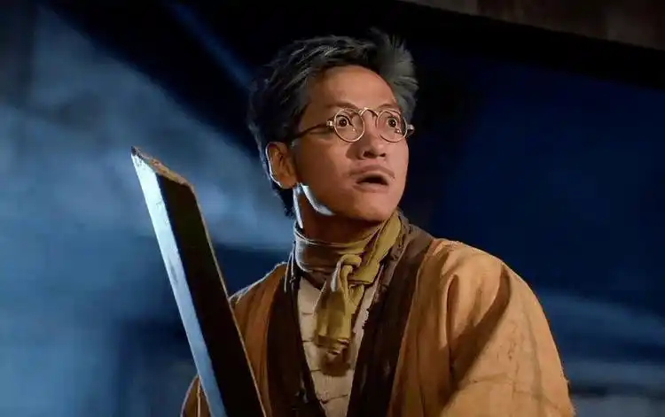 陈友跟午马一进门就被麦芽糖粘住,陈友拔腿就溜,午马却在解鞋带