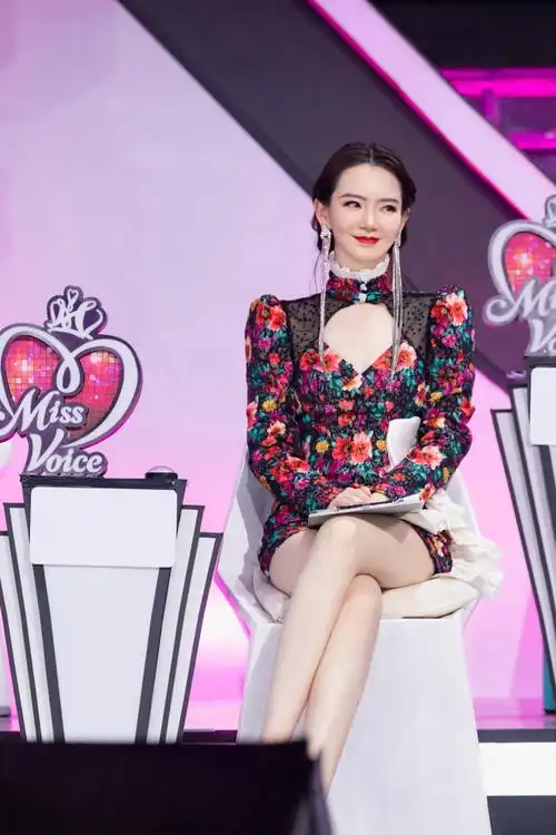 戚薇穿复古旗袍秀凹凸身材一尺长耳环太吸睛却被大长腿太抢镜