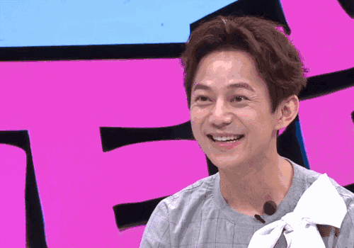 何炅综艺挑眉笑呵呵gif动图_动态图_表情包下载_soogif