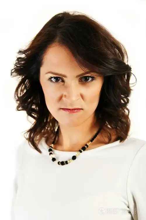 愤怒的脸,在白色背景上的女人