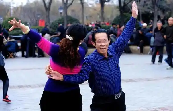 2020年,广场舞大妈被大爷骚扰,抗拒无果,大妈无奈在杯中放猛药