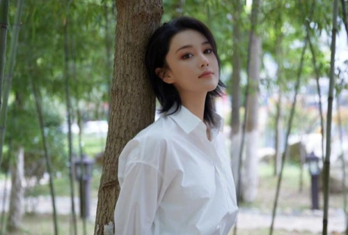 张馨予怼八组范冰冰晒自拍配这个表情这俩真的是王不见王