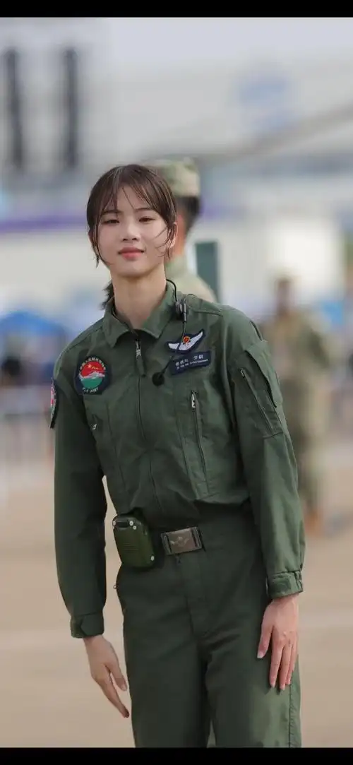 火遍全网的解放军女中尉,潇洒迷人(1)