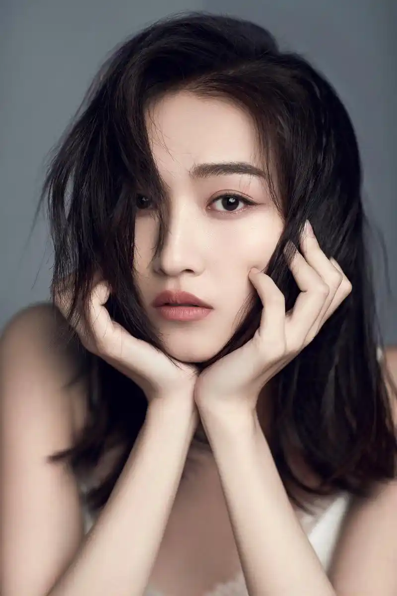 王艺霏写真大片曝光长发迷人极具气场