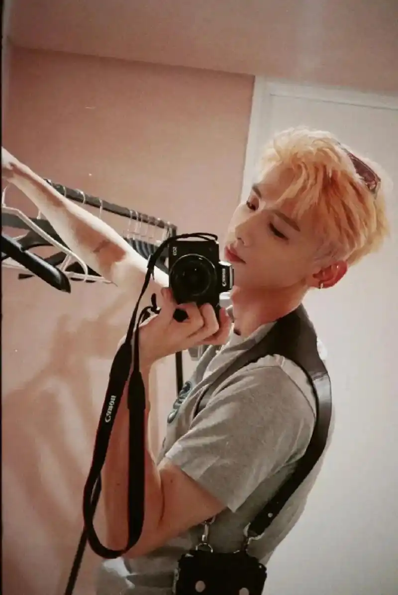 白哥那些花里胡哨,涩里涩气的纹身贴 #白敬亭#帅哥#纹身贴# - 抖音