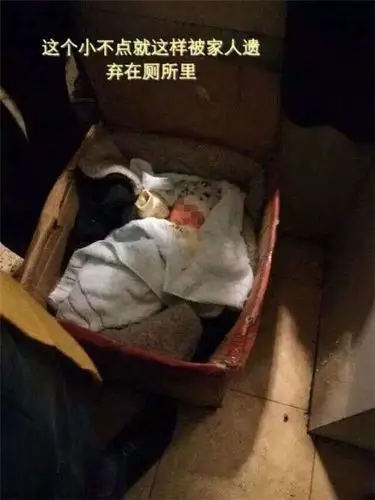 男子厕所遗弃女婴被监控拍下(三)