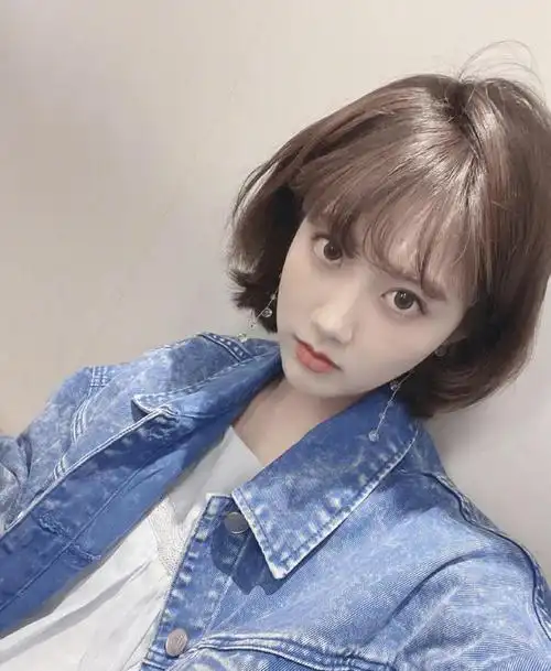 李艺彤新造型好惊艳,淡蓝色褶皱花边衬衣配牛仔衣,好似公主