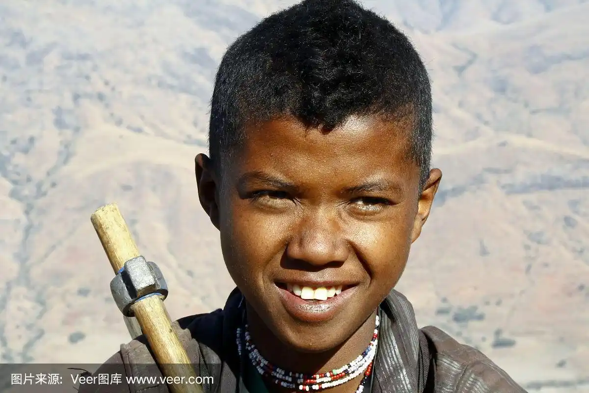 可爱的年轻快乐的男孩的肖像-非洲贫穷的孩子