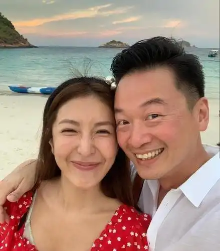 杨谨华中空装藏超性感自拍 老公护妻小动作超man