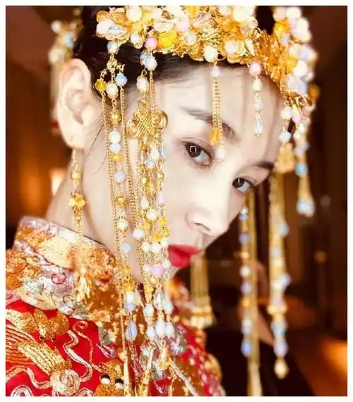 盘点穿凤冠霞帔谁最美林心如冷峻的眼神,第四张造型太惊艳!