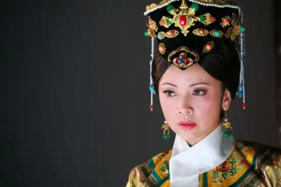 资料图片:《新还珠格格》演员-邓萃雯饰皇后