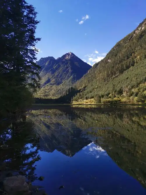 月亮湖是可以坐下来慢慢欣赏慢慢享受的风景.
