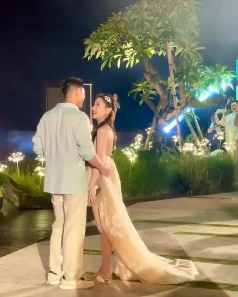 何超莲的官方身高是161cm.没想到她小小的身板却有一张170cm的脸