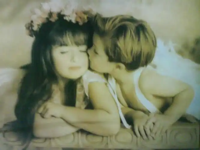 求两个外国小孩图片 趴着,头戴花环,小男孩再亲小女孩的脸