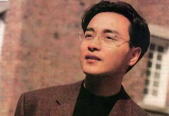 张国荣儿子现状,英俊帅气酷似父亲,在香港现身哀悼父亲_网易订阅