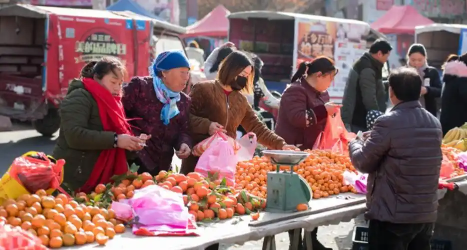 大妈逛超市自带小刀,买菜先割菜根:要学会过日子