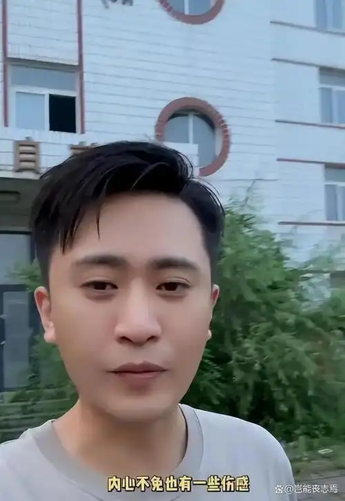 杨帆:上午在央视"大裤衩"楼下主持晚会,下午到母校中传致青春