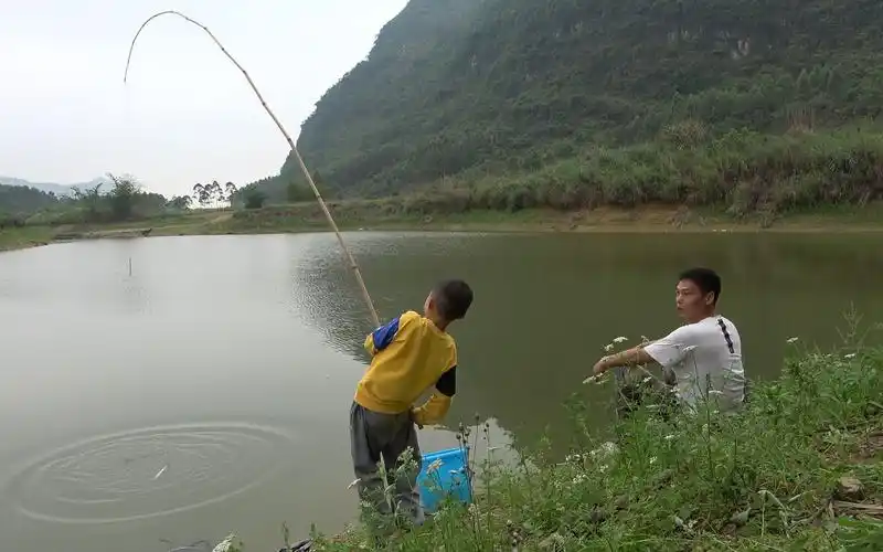没想到小朋友钓鱼那么疯狂什么鱼上钩都直接飞竿阿琪看傻眼了