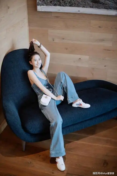 赌王千金何超莲身材苗条穿牛仔套装很有时髦感难怪窦骁会喜欢