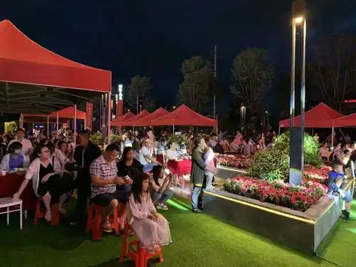 把暖场活动做得这么精彩,晚上9点还在看房子,利川就服这家楼盘